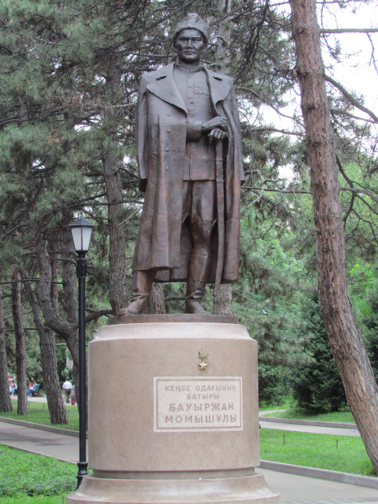 Менеджмент в военное время: Памятник Баурджану Момыш-Улы